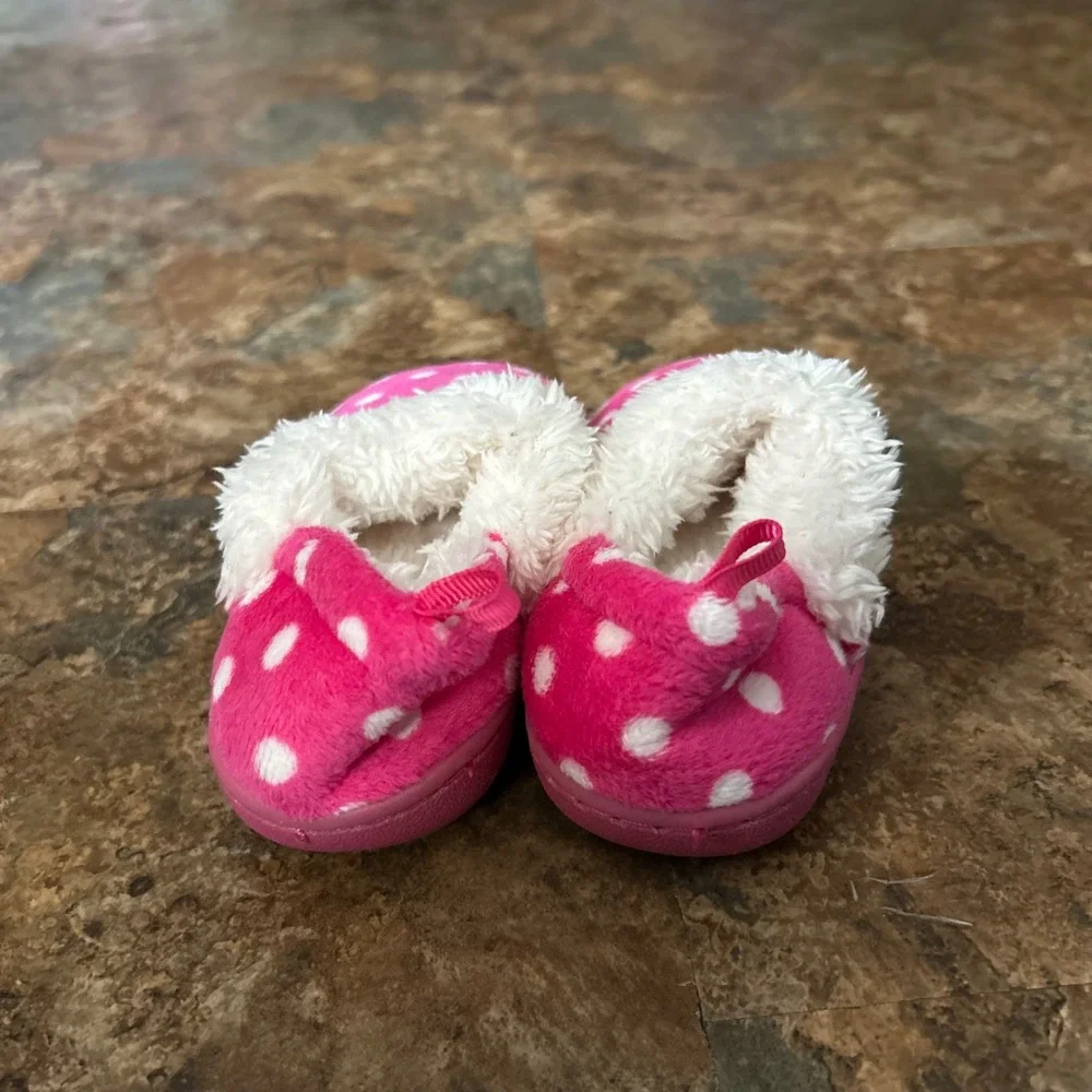 Toddler Slippers Girls Size Small 5-6 Pink White Polka Dot Lined Slip On Shoes